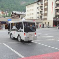 駅前に送迎車が到着