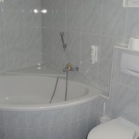 広くて湯量豊富なバスタブ、シャワースペースも別にある