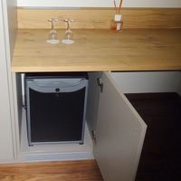 冷蔵庫でワインやチーズを冷やす