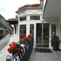 濁流状態の雪解け水を望むホテル玄関