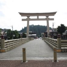 橋の袂から望む