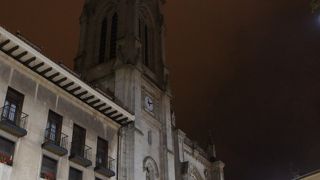 旧市街の真中にそびえる