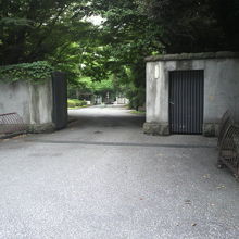 紀伊國坂の左側にある赤坂離宮の門です。警備が厳しいです。