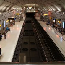 駅のデザインもすべて統一。降りる駅を間違えないように！