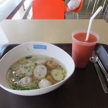 1日目：スープヌードルとミックスフルーツシェーク。