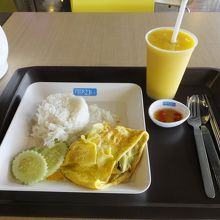 2日目：タイ料理とマンゴーとバナナのシェイク。