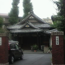 妙行寺の門は、赤色になっています。赤門の流れなのでしょうか？