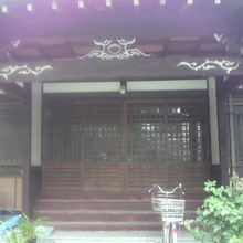 妙行寺の本殿です。他の神社仏閣に比し、簡素な感じがします。