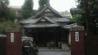 将軍家に貢献のあった証とされる赤門を有していた妙行寺は、四谷にあります。