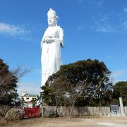 東京湾を見守るように建つ観音様