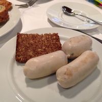 朝食ビュッフェの白ソーセージとドイツパン
