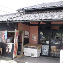 懐かしい感じの売店入口