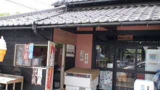 湖岸道路沿いにある昭和を感じる道の駅