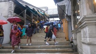 橋の上にお店がいっぱい