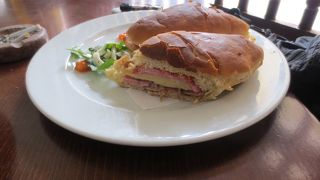 夜通った時は盛り上がってましたが、昼に行ったら普通の軽食屋でした。