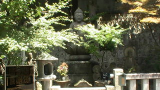 目黒川に橋が架けられた歴史を偲ばせる石像です