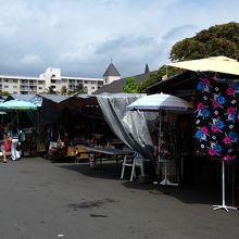 多くのお店が出店しています　花屋さん　工芸品　お土産品　食品