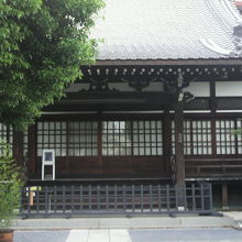 門を入りますと、左手に緑の樹木に囲まれた本殿が見えます。