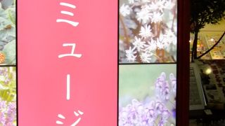 駅前のビルの中