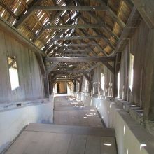 教会へ続く屋根付き階段