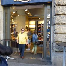 夕方はお客さんで混雑していました．