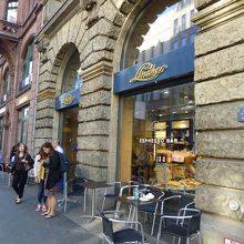 外で食べることもできます．