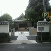麹町にある心法寺は、江戸城拡張工事に際しても、外堀の中に残った珍しい寺院です。