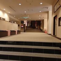 玄関から平たい階段を上がるとフロントがあります