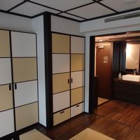 押し入れの襖もモダンなチェック模様