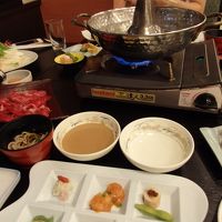 夕食は宴会場で牛しゃぶ