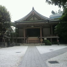 本殿に続く石畳の長い参道の様子です。