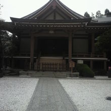 心法寺の本堂です。全体として由緒が深い感じが出ています。 