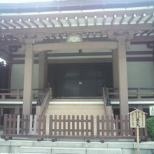 現在の本殿の建物は、空襲により焼失した後、再建されています。