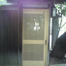 本殿の右にある東屋の入口です。