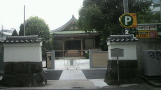 麹町にある心法寺は、江戸城拡張工事に際しても、外堀の中に残った珍しい寺院です。