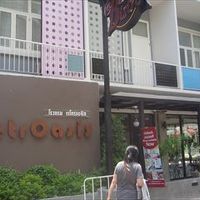 ホテル裏手から回りこんでホテル敷地内へ