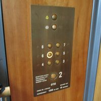エレベーターのボタンはレトロです。