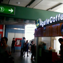 駅構内にもコーヒースタンド等があります