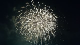 真上であがる花火はドーン