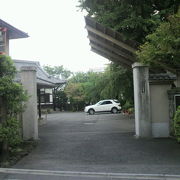 西念寺は、四谷の若葉町にある浄土宗の寺院です。服部半蔵の法号に由来しています。