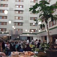 朝食 吹抜けで開放感があります