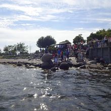 船上から人魚の像。