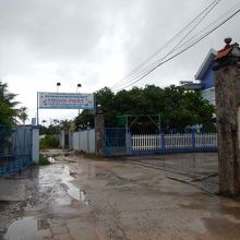 入り口から駐車場へ