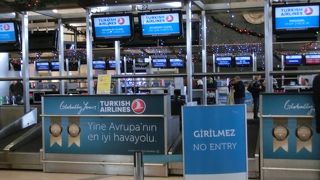 空港に入る前に並ぶ事も