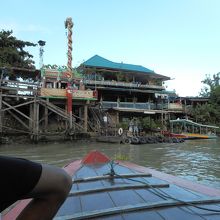 渡し船で対岸へ