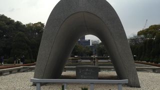 雨の日でも訪れている方多数