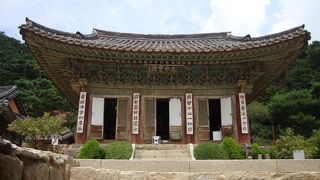 韓国最古のお寺です。山寺なので日頃の喧騒を忘れて瞑想できそうです。
