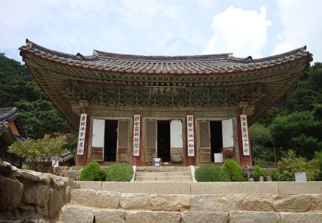 韓国最古のお寺です。山寺なので日頃の喧騒を忘れて瞑想できそうです。