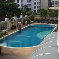 だ〜れもいないプール