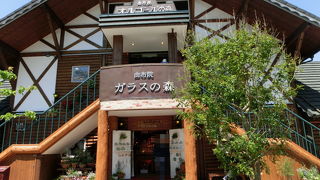 ガラス製の商品が多種多様に揃う『由布院 ガラスの森』